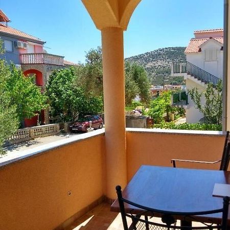 Apartments Antonija - Fitness Vinišće Kültér fotó