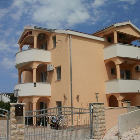 Apartments Antonija - Fitness Vinišće Kültér fotó