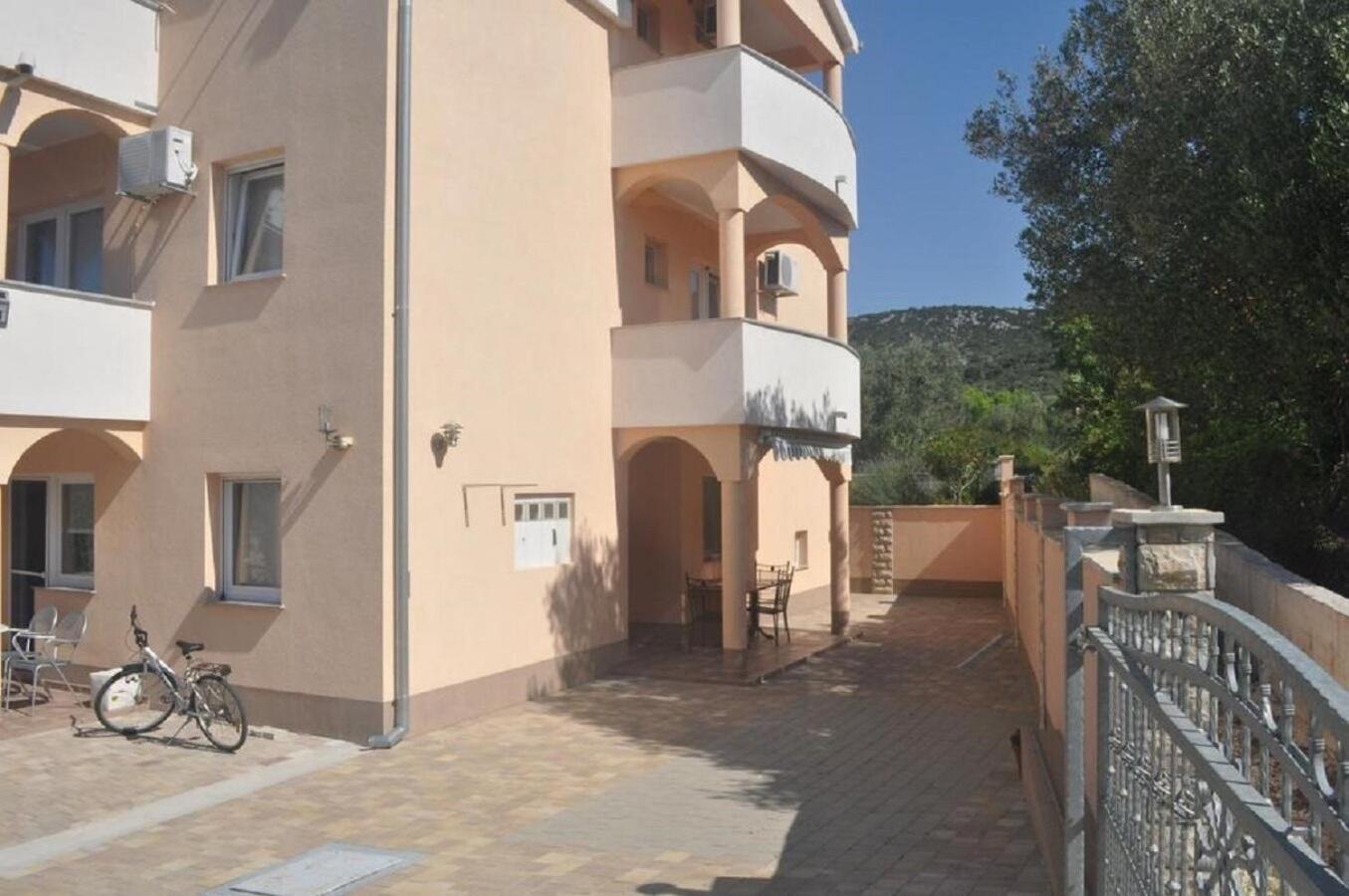 Apartments Antonija - Fitness Vinišće Kültér fotó