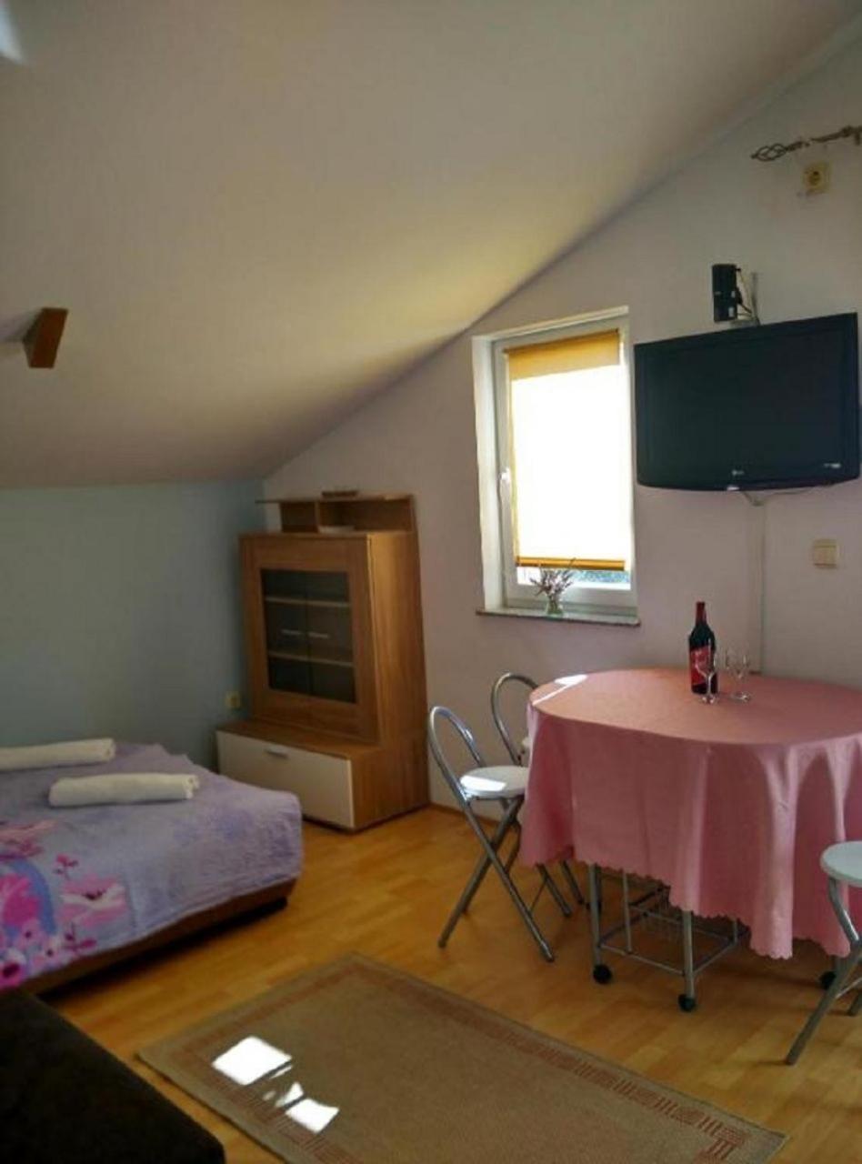 Apartments Antonija - Fitness Vinišće Kültér fotó