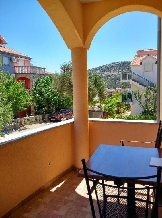 Apartments Antonija - Fitness Vinišće Kültér fotó