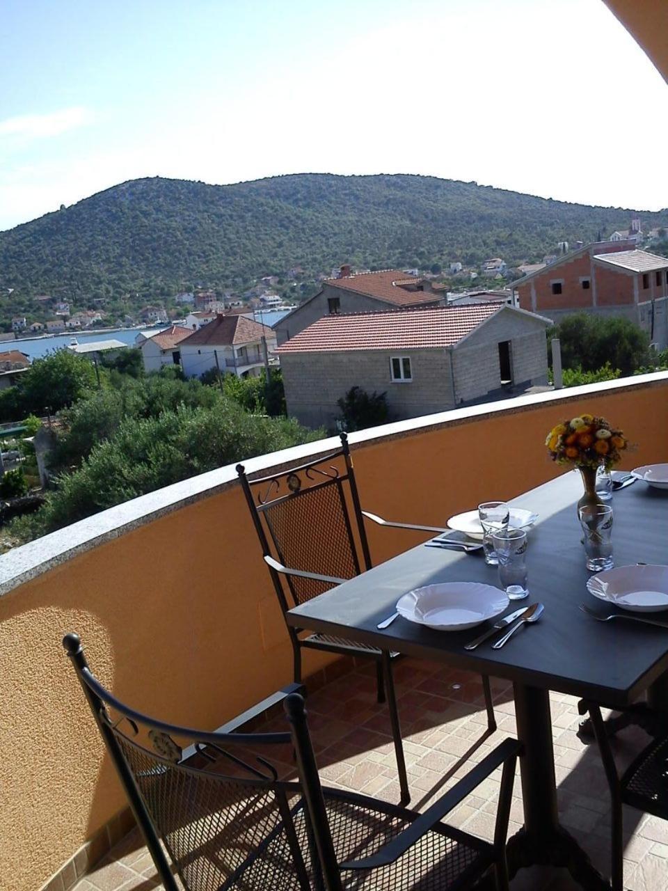 Apartments Antonija - Fitness Vinišće Kültér fotó